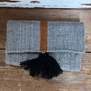 The Royal Standard Tassel Jute Clutch